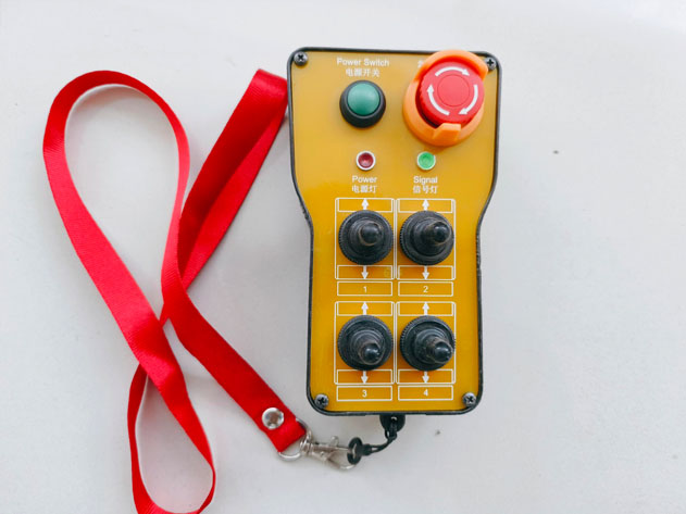 4撥桿8路工業(yè)遙控器